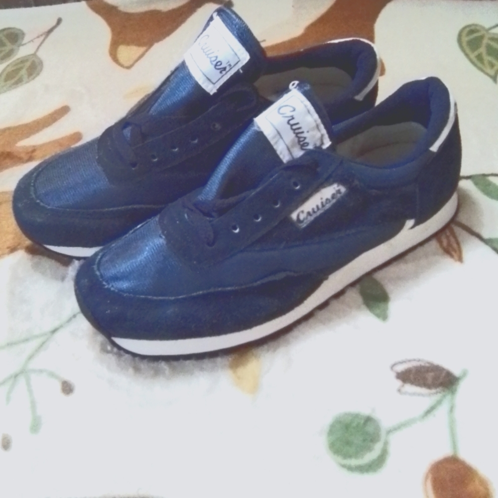 Women size 6 blue and white cruisers shoes
